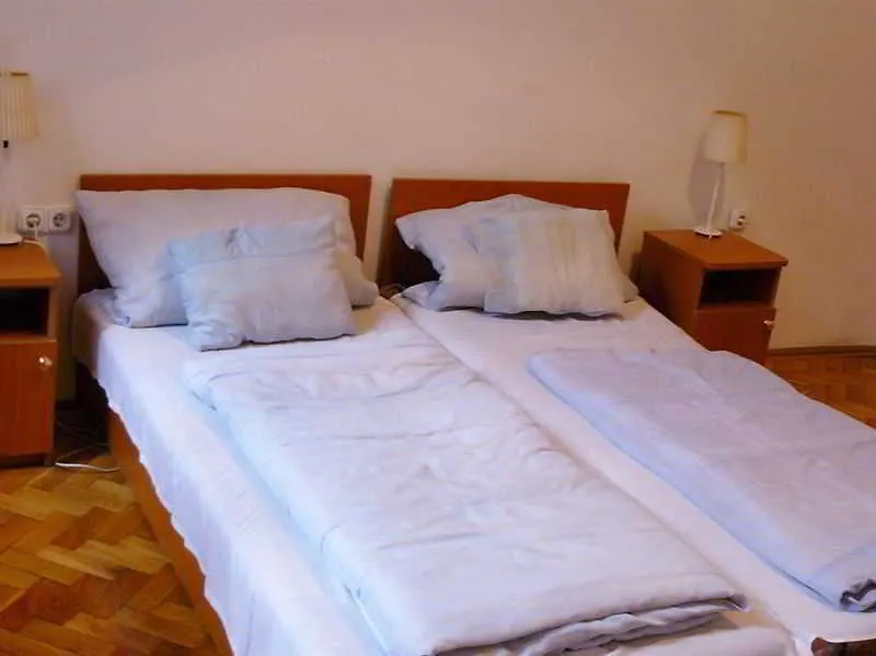 Fehar Pava Restaurant And Hostel Budapest Hotel